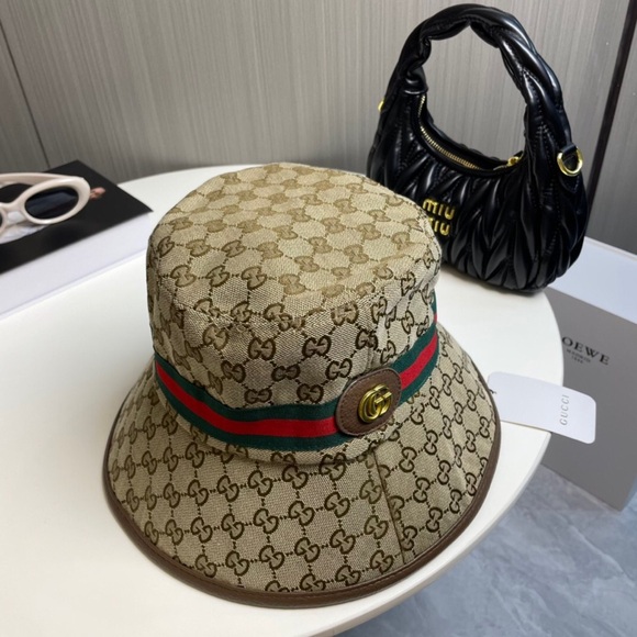 Gucci Beige Bucket Hat with Green and Red Stripe - Picture 1 of 2